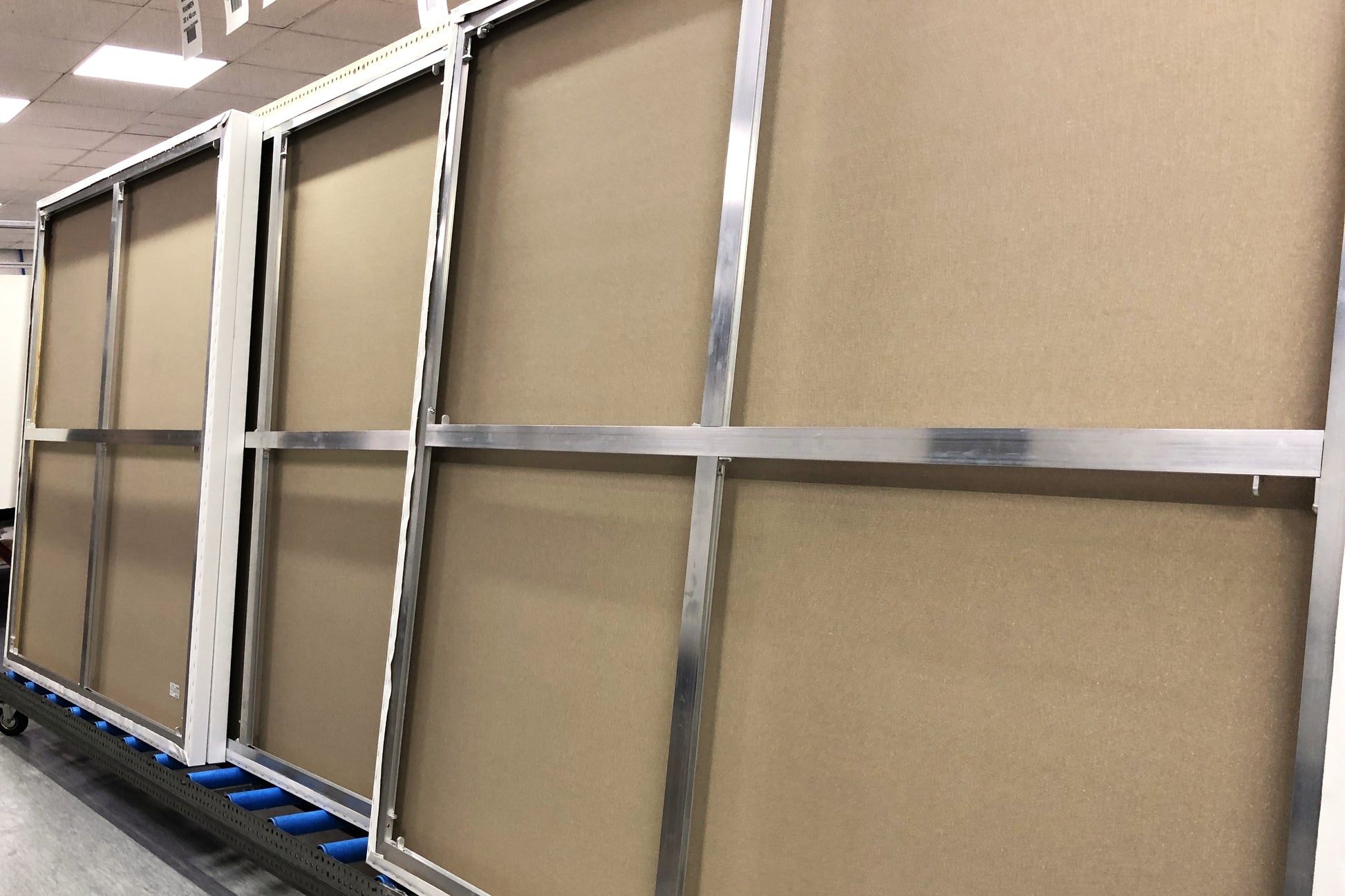 Mehrere XXL-formatige Aluminium Keilrahmen, die sehr stabil sind.