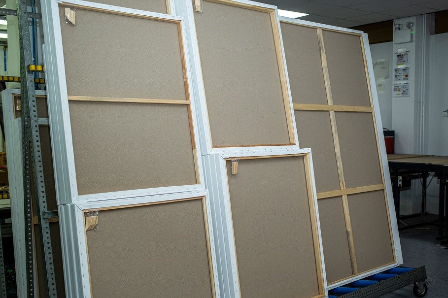 Großformatige Keilrahmen und Leinwände für Künstler stehen im Atelier.