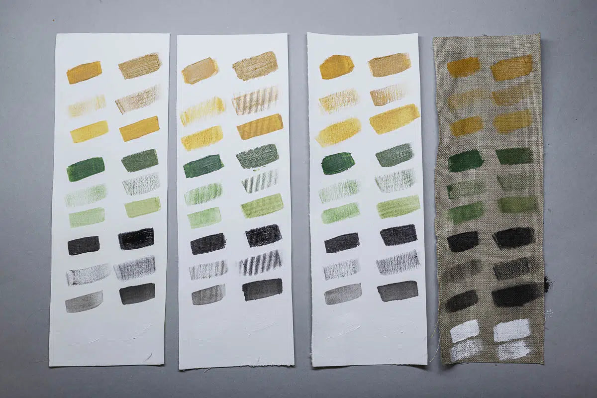 Kleine Streifen unterschiedlicher Gewebestoffe zeigen die Vielfalt an Maltüchern und wie der Farbauftrag beim Malen darauf wirkt.