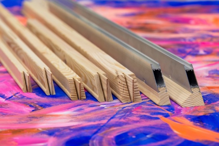 Eine große Vielfalt an zertifizierten Keilrahmenleisten aus verschiedenen Holzprofilen und ultrastabilen Aluminium Keilrahmenleisten.